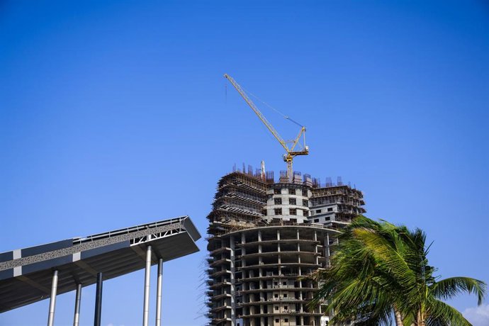 Archivo - Construcción de un edificio en la ciudad de Yedá, en Arabia Saudí (archivo)