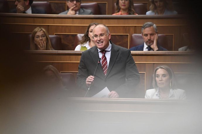 El portavoz del PP en el Congreso, Miguel Tellado, interviene durante una sesión de control al Gobierno, en el Congreso de los Diputados, a 7 de mayo de 2025, en Madrid (España). 