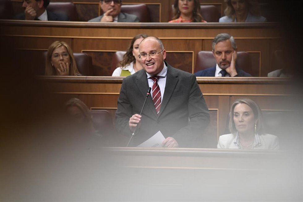 El portavoz del PP en el Congreso, Miguel Tellado, interviene durante una sesión de control al Gobierno, en el Congreso de los Diputados, a 7 de mayo de 2025, en Madrid (España). 