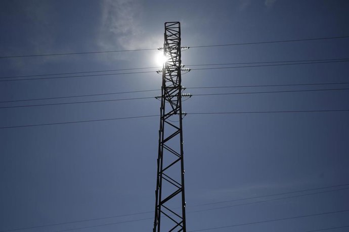 Torre de alta tensión durante el apagón, a 28 de abril de 2025, en León, Castilla y León (España).