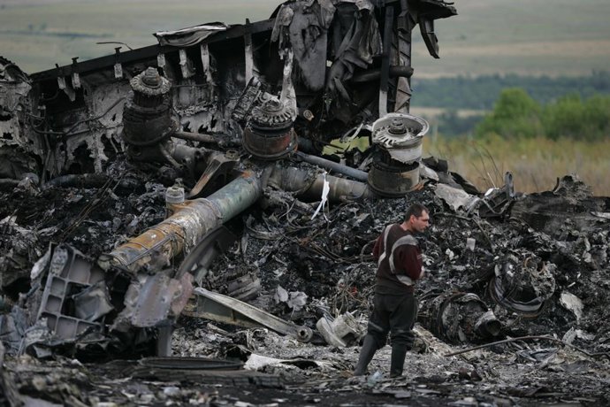 Archivo - DONETSK, 20 de julho de 2014 Foto tirada em 20 de julho de 2014 mostra os destroços no local da queda do avião MH17 da Malaysian Airlines na região de Donetsk, na Ucrânia. Cerca de 198 corpos recuperados do local do acidente com o avião da Malás