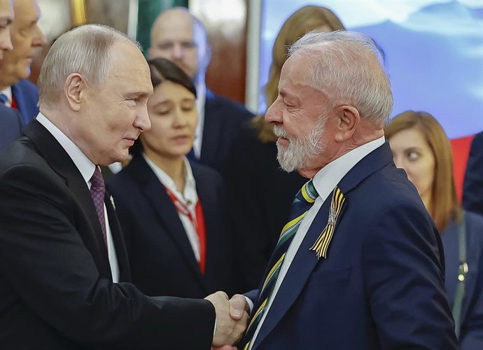9 de maio de 2025, Moscou, Oblast de Moscou, Rússia: O presidente brasileiro Luiz Inácio Lula da Silva, à direita, é recebido pelo presidente russo Vladimir Putin, para a recepção de gala que marca o Dia da Vitória no Grande Palácio do Kremlin, em 9 de ma