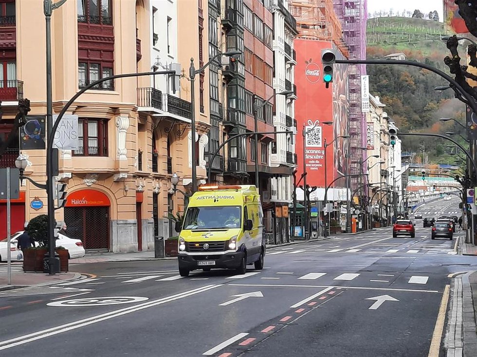Archivo - Una ambulancia 