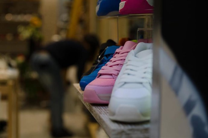 Archivo - Zapatillas en una tienda.