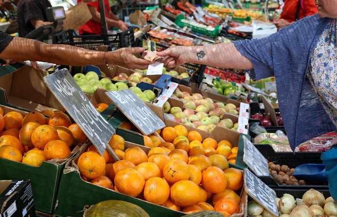 Archivo - Cajas de piezas de frutas en un mercado de la Comunidad de Madrid, a 12 de junio de 2024, en Madrid (España). 