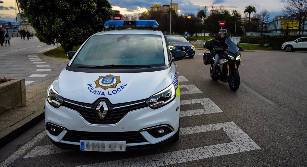 Denunciado un conductor sin puntos y con el móvil en la mano que llevaba un niño sobre la bandeja del maletero