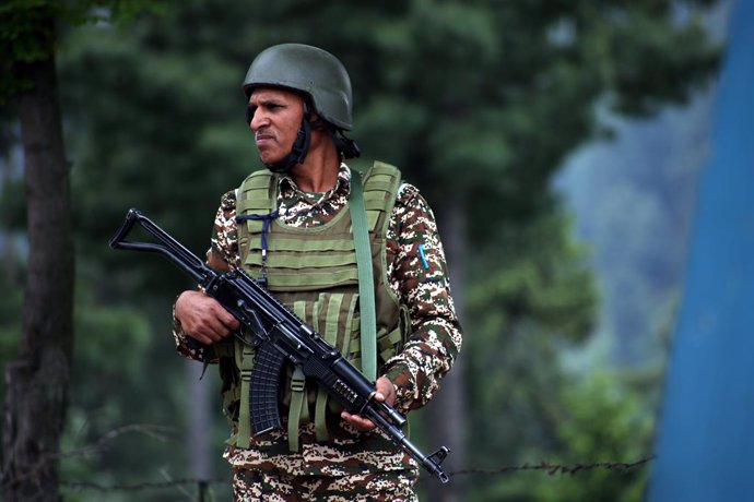 Un agente de la Fuerza de Policía de Reserva Central de India en Shopian, en la Cachemira administrada por Nueva Delhi (archivo)