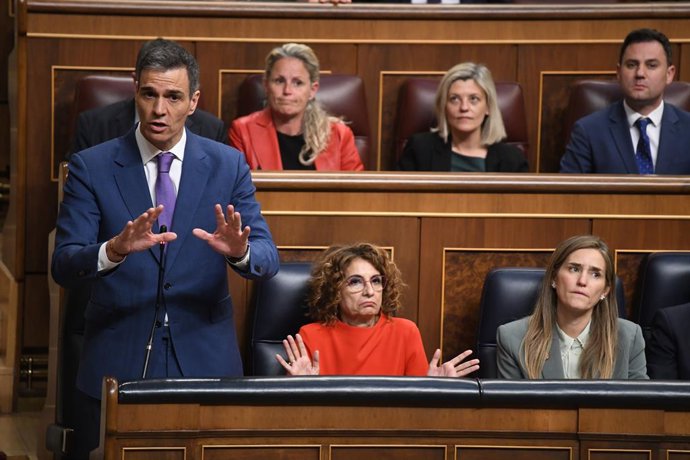 O Presidente do Governo, Pedro Sánchez, fala durante uma sessão de controle do governo no Congresso dos Deputados em 7 de maio de 2025, em Madri (Espanha). O Presidente do Governo comparece ao Congresso para dar explicações sobre a