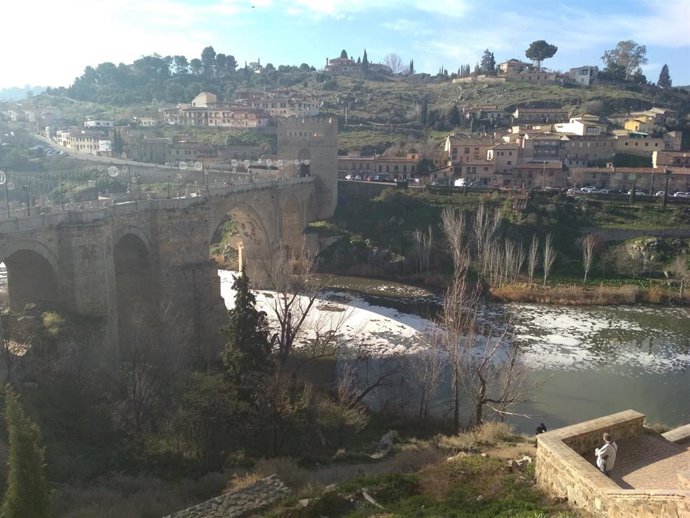 Archivo - Espumas en el río Tajo a su paso por Toledo.