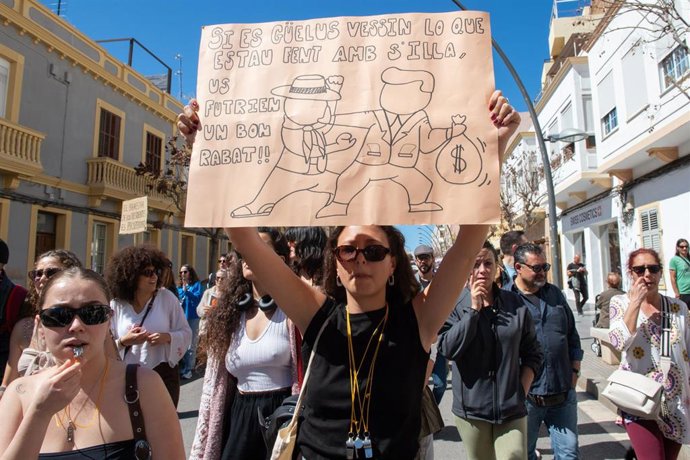 Archivo - Varias personas durante una manifestación por la vivienda.