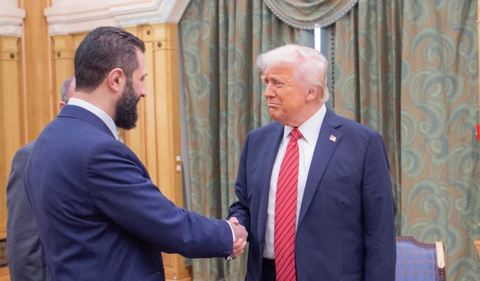 14 May 2025, Saudi Arabia, Riyadh: Saudi Crown Prince Mohammed bin Salman (R) looks on as US President Donald Trump (C) shakes hands with Syria's interim President Ahmad al-Sharaa (L) in Riyadh. Photo: -/Saudi Press Agency/dpa