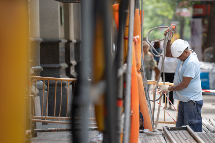 Un obrero durante la construcción de una obra.