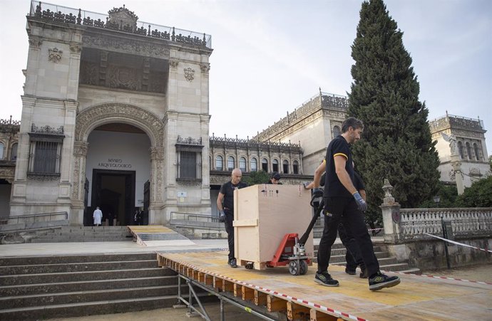Archivo - Operarios trasladan del Museo Arqueológico  las piezas embaladas. A 18 de octubre de 2022, en Sevilla (Andalucía, España). El Museo Arqueológico de Sevilla, dependiente de la Consejería de Cultura y Patrimonio Histórico de la Junta de Andalucía,