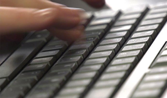 Un usuario maneja un ordenador.