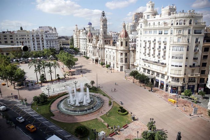 Archivo - Imagen de archivo de la plaza del Ayuntamiento de València. 