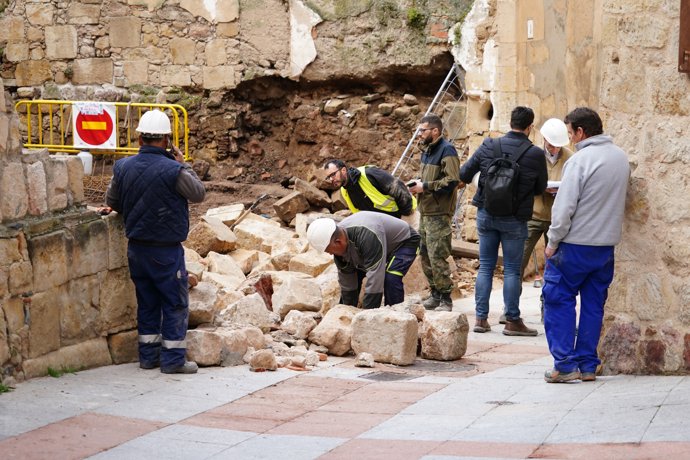 Trabajadores alrededor de la obra de Salamanca donde se ha caído un muro y han resultado heridos dos trabajadores.
