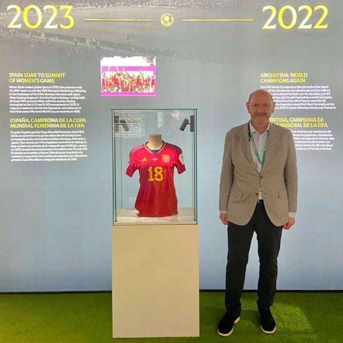 Rafael Louzán, presidente de la RFEF, posa anrte una camiseta de la selección español en la exposición con motivo de los 120 años de FIFA