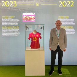 Rafael Louzán, presidente de la RFEF, posa anrte una camiseta de la selección español en la exposición con motivo de los 120 años de FIFA