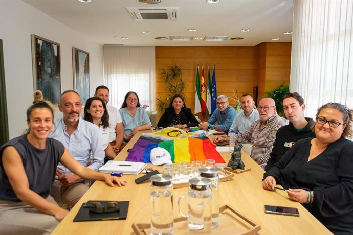 La alcaldesa de Torremolinos, Margarita del Cid, en una reunión mantenida con la comunidad Lgtbiq+