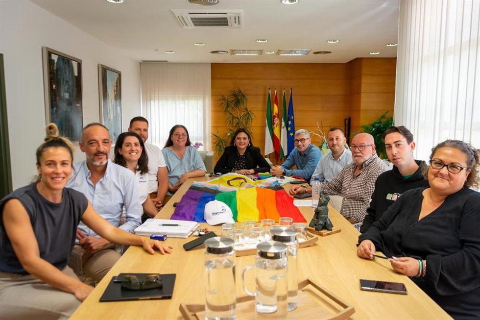 La alcaldesa de Torremolinos, Margarita del Cid, en una reunión mantenida con la comunidad Lgtbiq+