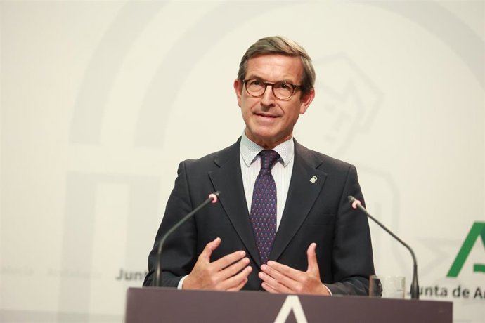 El consejero de Industria, Energía y Minas, Jorge Paradela, comparece en una rueda de prensa posterior al Consejo de Gobierno en una imagen de archivo