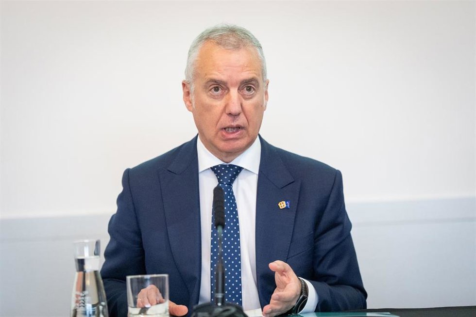 El exlehedakari Iñigo Urkullu durante una rueda de prensa posterior a la reunión del Patronato de eAtlantic Fundazioa, en Bizkaia Aretoa, a 9 de mayo de 2025, en Bilbao, Vizcaya, País Vasco (España). 