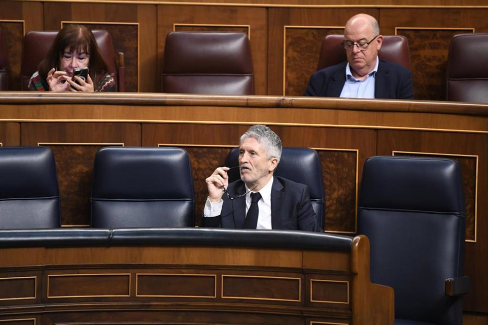 El ministro de Interior, Fernando Grande-Marlaska, interviene durante una sesión plenaria, en el Congreso de los Diputados, a 7 de mayo de 2025, en Madrid (España).