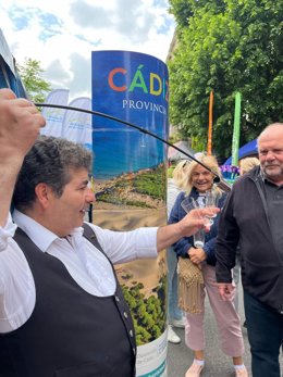 Un venenciador en el estand del Patronato de Turismo en la feria de Piknik Nad Odra en Polonia.