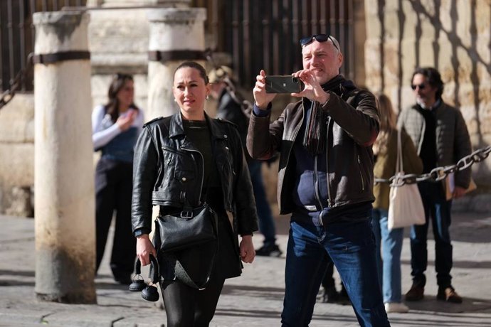 Turistas en el entorno de la Catedral de Sevilla (Imagen de archivo).