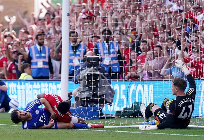 11 May 2025, United Kingdom, Nottingham: Nottingham Forest's Taiwo Awoniyi (L) and Leicester City's Facundo Buonanotte (2nd L) collide with the goal post during the English Premier League soccer match between Nottingham Forest and Leicester City at the Ci
