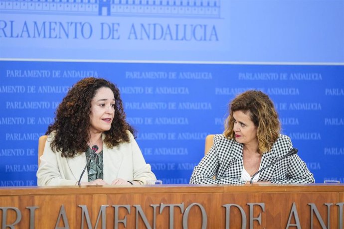 La portavoz del Grupo Por Andalucía, Inmaculada Nieto, (i) junto a la portavoz adjunta del Grupo Por Andalucía, Esperanza Gómez, (d) durante la ronda de ruedas de prensa de portavoces de los grupos parlamentarios en el Parlamento de Andalucía, a 14 de may