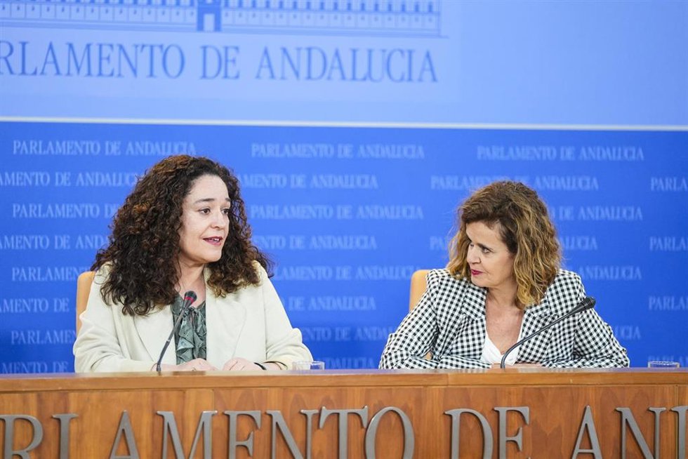 La portavoz del Grupo Por Andalucía, Inmaculada Nieto, (i) junto a la portavoz adjunta del Grupo Por Andalucía, Esperanza Gómez, (d) durante la ronda de ruedas de prensa de portavoces de los grupos parlamentarios en el Parlamento de Andalucía, a 14 de m