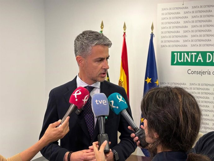 El subdirector de Humanización y Cuidados del Servicio Extremeño de Salud (SES), José María Villa, atiende a los medios