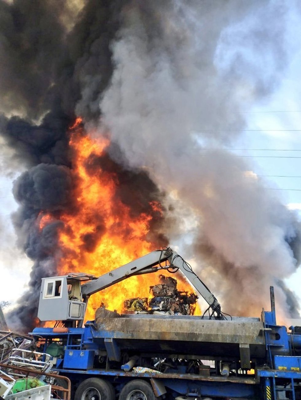 Imagen del incendio del centro de desguace de Coria del Río