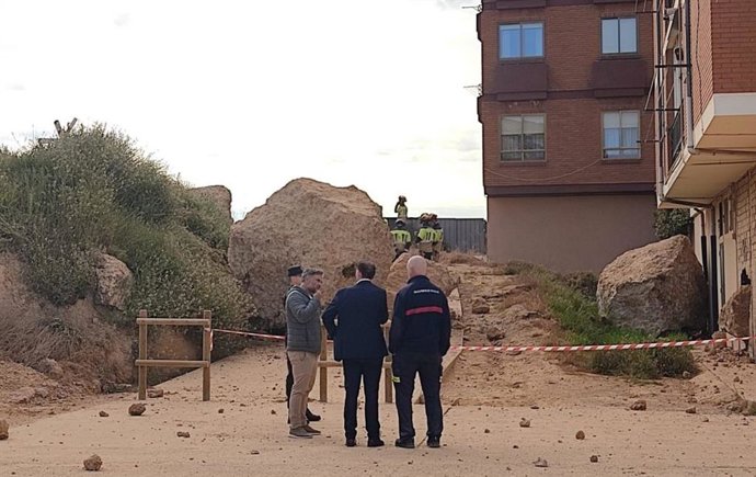 Técnicos Junto Con El Alcalde De San Esteban De Gormaz (Soria).
