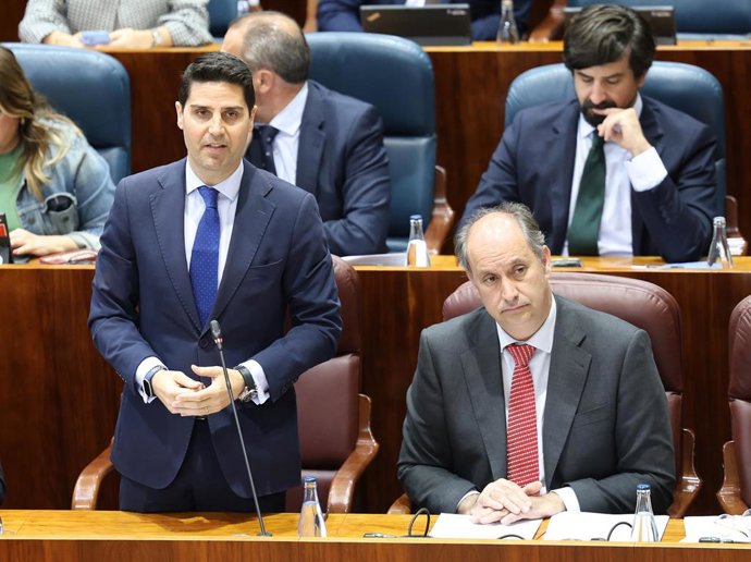El consejero de Educación y Universidades, Emilio Viciana, durante un pleno en la Asamblea de Madrid, a 8 de mayo de 2025, en Madrid (España). 
