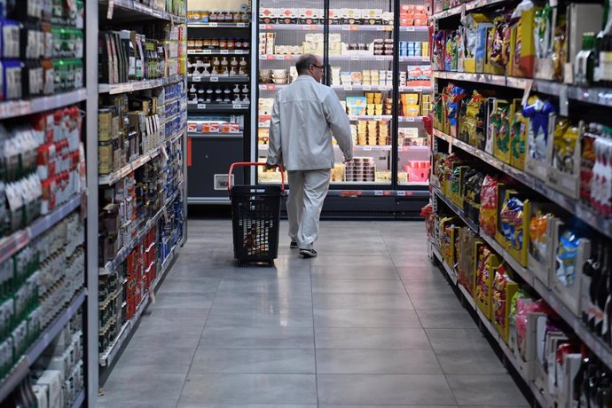 Archivo - Un señor hace la compra en el supermercado Día.