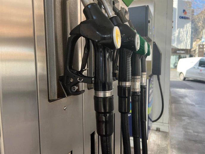 Archivo - El precio de los carburantes ha bajado en el mes de abril.