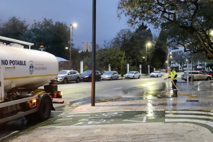Baldeo de calles en Benalmádena.