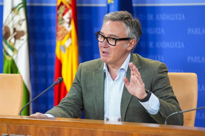 El portavoz del Grupo Parlamentario Vox, Manuel Gavira, durante la ronda de ruedas de prensa de portavoces de los grupos parlamentarios en el Parlamento de Andalucía, a 14 de mayo de 2025 en Sevilla (Andalucía, España). Los portavoces de los grupos parlam