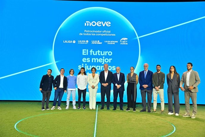 El presidente de LaLiga, Javier Tebas; la presidenta de Liga F, Beatriz Álvarez; el CEO de Moeve, Maarten Wetselaar; y otras leyendas del fútbol.