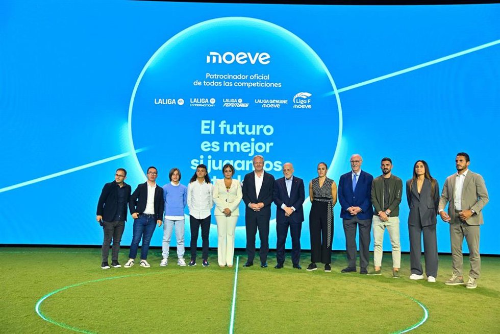 El presidente de LaLiga, Javier Tebas; la presidenta de Liga F, Beatriz Álvarez; el CEO de Moeve, Maarten Wetselaar; y otras leyendas del fútbol.