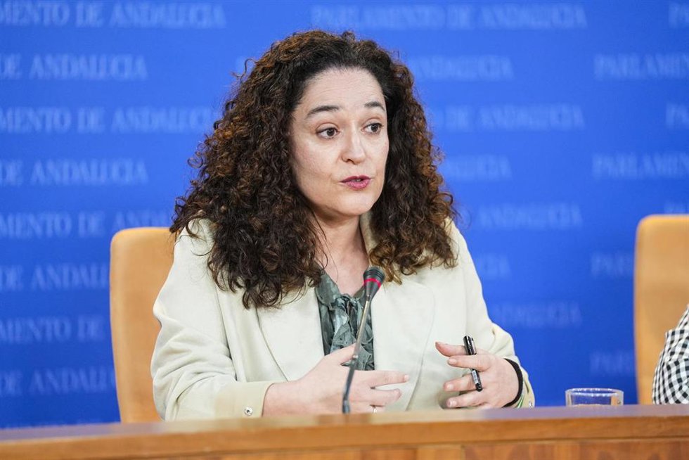 La portavoz del Grupo Por Andalucía, Inmaculada Nieto, durante la ronda de ruedas de prensa de portavoces de los grupos parlamentarios en el Parlamento de Andalucía, a 14 de mayo de 2025 en Sevilla (Andalucía, España). Los portavoces de los grupos parla