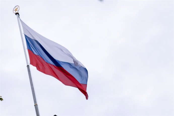 Archivo - Una bandera de Rusia en el edificio de la Embajada rusa en Alemania (archivo)