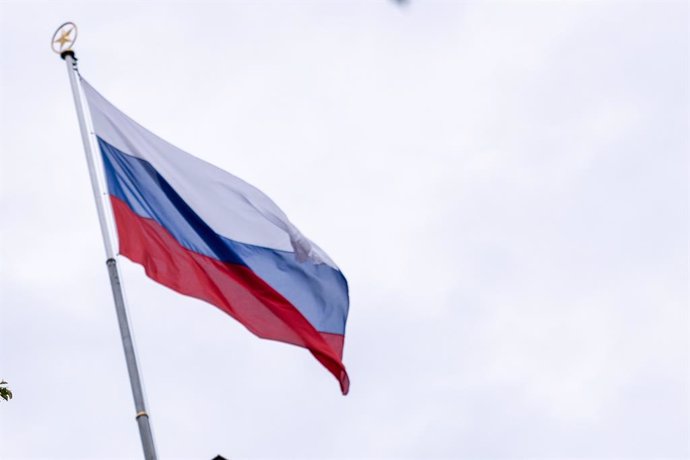 Archivo - Una bandera de Rusia en el edificio de la Embajada rusa en Alemania (archivo)