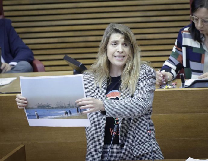 La diputada de Compromís Paula Espinosa en el pleno de Les Corts