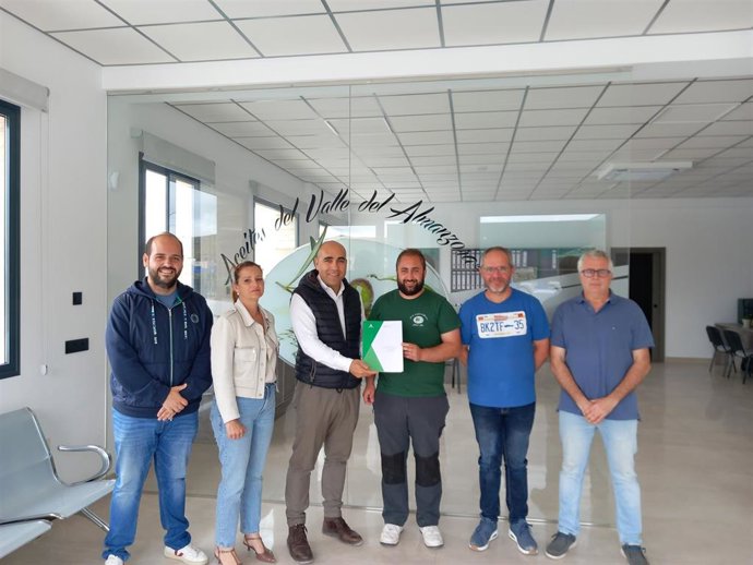 El delegado de Agricultura, Pesca, Agua y Desarrollo Rural de la Junta en Almería, Antonio Mena, durante su visita a Albox (Almería).