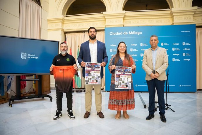 Los concejales delegados del distrito Churriana y Deporte, Mercedes Martín y Borja Vivas, en la presentación del Trofeo Ciclista San Isidro Labrador