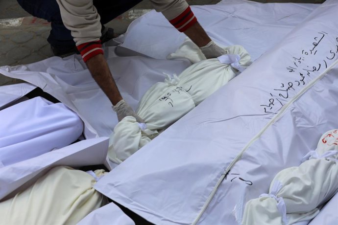 5 de maio de 2025, Cidade de Gaza, Faixa de Gaza, Território Palestino: Parentes de palestinos que perderam a vida estão de luto após o ataque do exército israelense à cidade de Gaza. Os corpos dos palestinos que perderam a vida no ataque foram levados ao