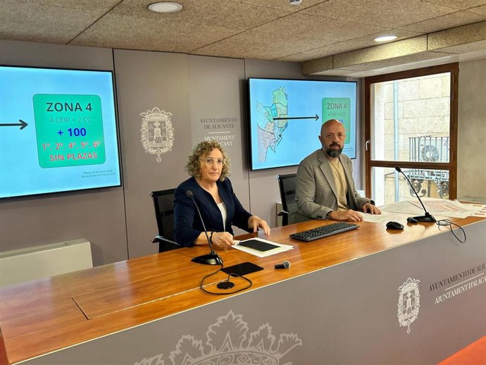 La portavoz municipal del PSPV, Ana Barceló (i), y el concejal socialista Emilio Ruiz (d), durante una rueda de prensa en el Ayuntamiento de Alicante el miércoles 14 de mayo